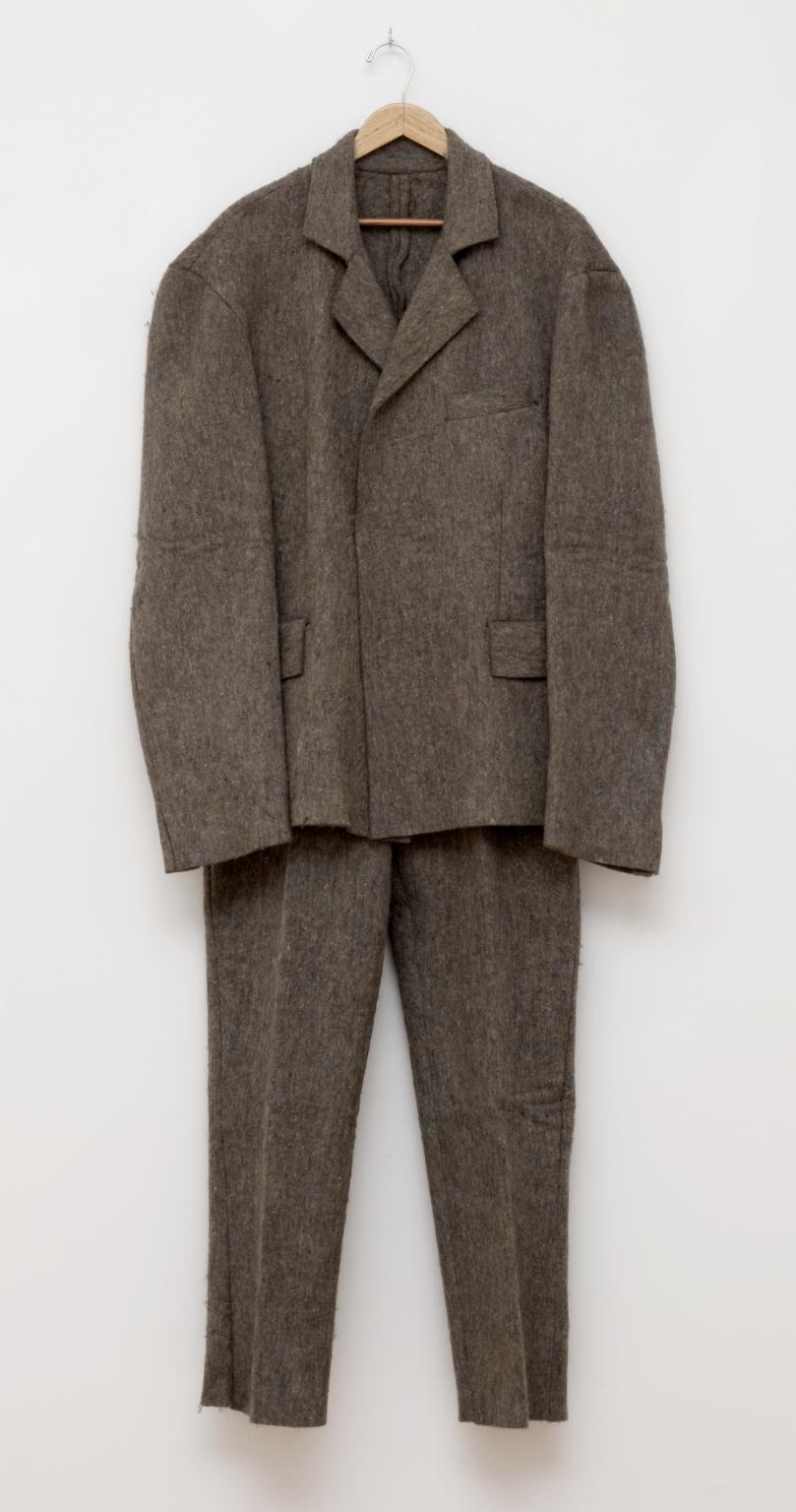 Centro comercial Desarmado amortiguar Felt Suit', Joseph Beuys, 1970 | Tate