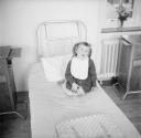 Nigel Henderson, ‘Photograph showing an unidentified child in Whittington hospital, Islington’ [c.1949–c.1956]
