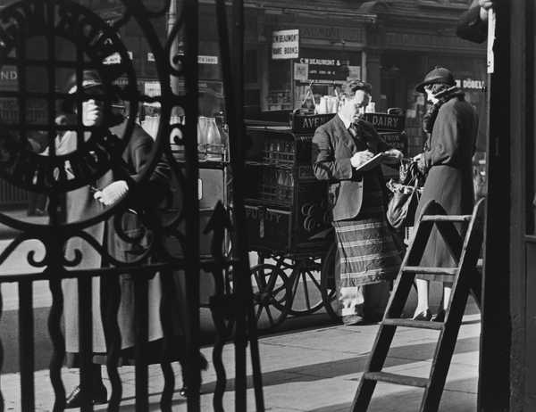 ‘Milkman with weekly bill, Charing Cross Road‘, Wolfgang Suschitzky, c ...