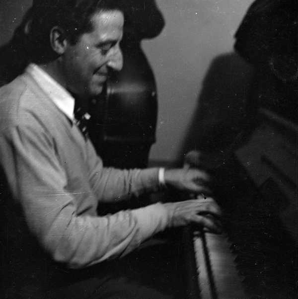 Photograph of a musician performing on piano‘, Nigel Henderson, [c.1949 ...