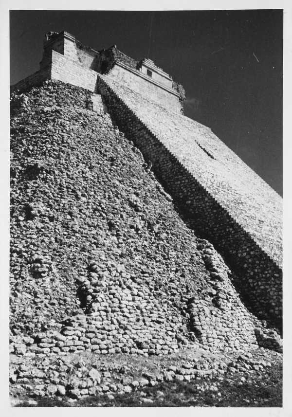 Untitled (Maya Temple, Chichen Itza, Mexico)