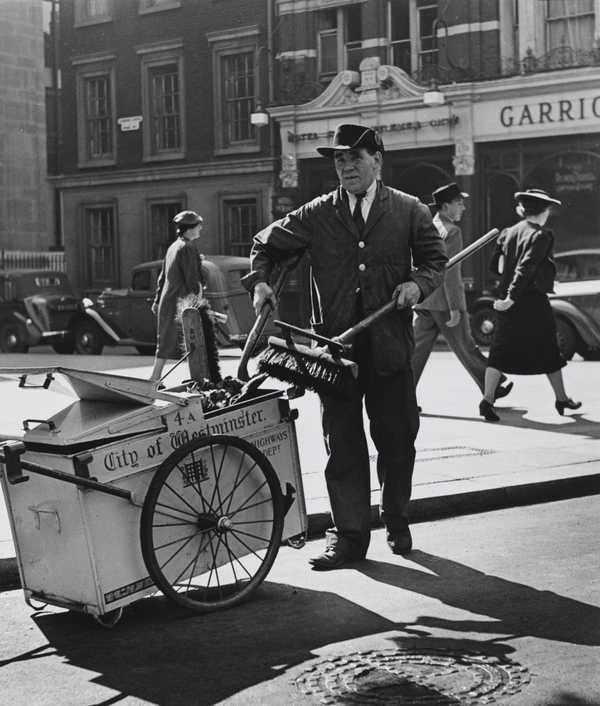 ‘Charing Cross Road‘, Wolfgang Suschitzky, c.1936 | Tate