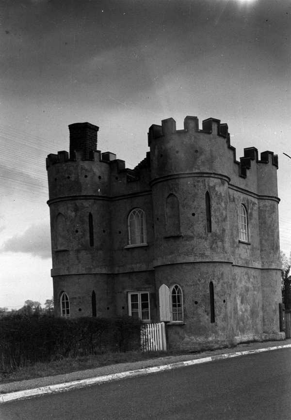 Photograph of a former tollhouse, on the Bath Road between Hungerford