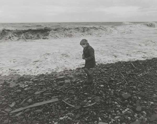 ‘Rocker hand-picking seacoal‘, Chris Killip, 1984, printed 2012–13 | Tate