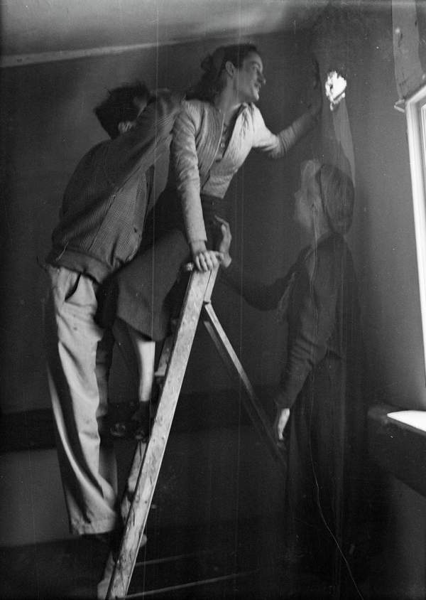 Black And White Negative Of Duncan Grant And Angelica Bell On A Ladder Pointing While Vanessa 2710