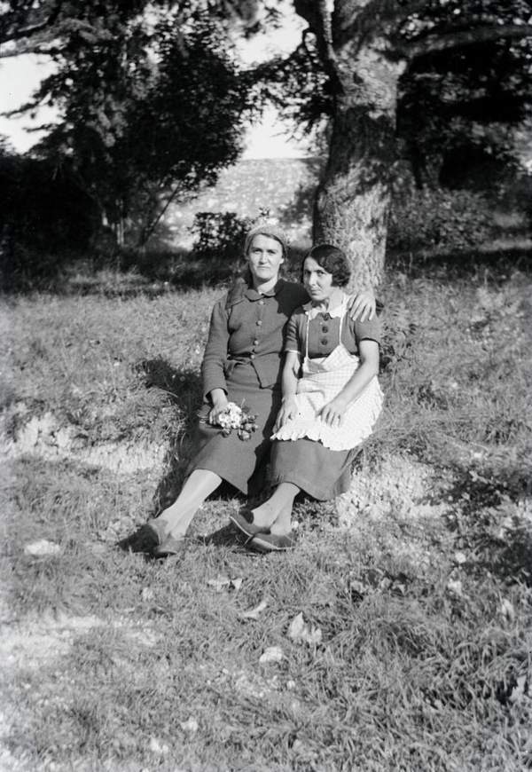 Black and white negative of Elise Anghilanti and Gabrielle seated on ...