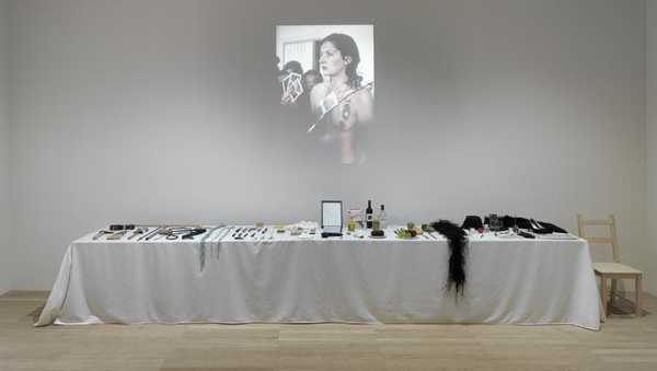 アート・デザイン・音楽 Marina Abramovic The Artist Body rhythm0 Rhythm 0: A Slide Show (1974) - IMDb