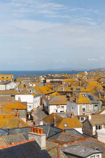photo of rooftops in St Ives with view out to the sea and sky