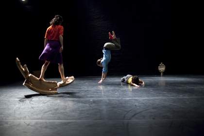 Freddie Opoku-Addaie, 'Mis-Thread' by Dancers Azzurra Ardovini, Chris Rook & Louise Tanoto. Robin Howard Commission, photo by Benedict Johnson. 