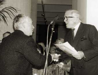 Howard Hodgkin receiving the prize from Sir Richard Attenborough © Tate Photography