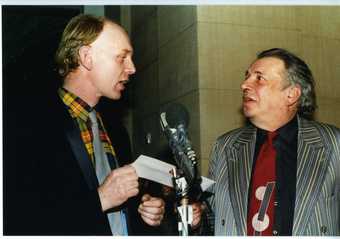 Richard Deacon receiving the Turner Prize from George Melly, 1987