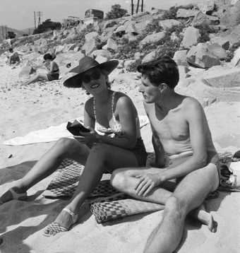 Eileen Agar ‘Photograph of Lee Miller and Roland Penrose on the beach’, September 1937 © Tate