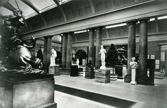Black and white photo of the original 1898 sculpture gallery which was demolished to make way for the new Duveen sculpture galleries in 1937