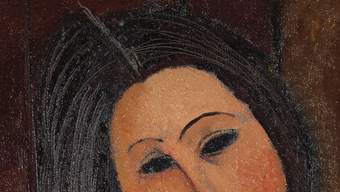 Details showing a series of strongly incised lines that reach beyond the contours of the head indicating the central parting and texture of the model’s hair
