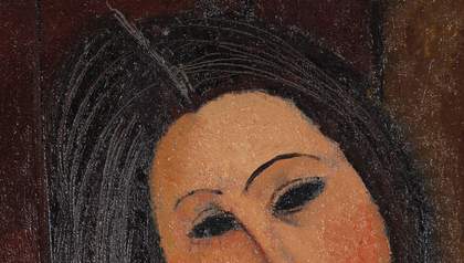 Details showing a series of strongly incised lines that reach beyond the contours of the head indicating the central parting and texture of the model’s hair