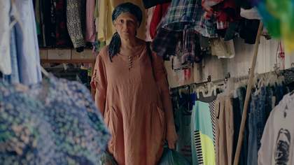 The artist Patricia Belli, surrounded by fabric.