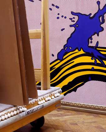 Una fotografia del dipinto Splash dell'artista Roy Lichtenstein, dell'artista Louise Lawler.