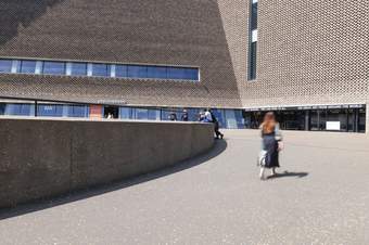 A curved upward slope to a Tate Modern entrance