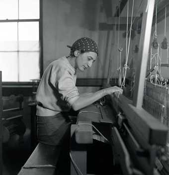 Anni Albers weaving on the loom