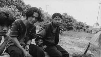 Apichatpong Weerasethakul, dogfahr nai meu marn (Mysterious Object at Noon) 2000