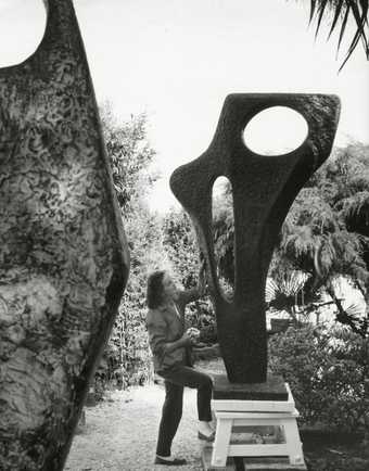 Barbara Hepworth with Figure (Archaean) 1959