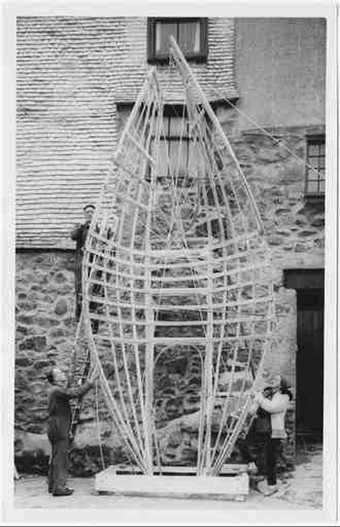 Barbara Hepworth First stage of the armature of Winged Figure prototype in the Palais yard with Dicon Nance and Norman Stocker 1962 