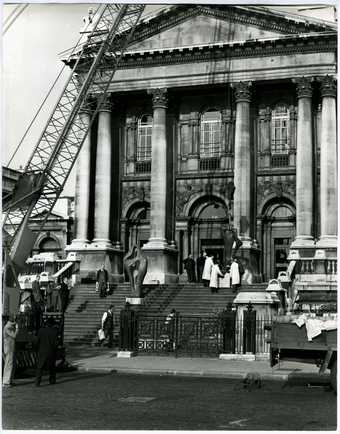 Installing sculptures on Tate’s front entrance steps for the Barbara Hepworth exhibition (3 Apr-19 May 1968)