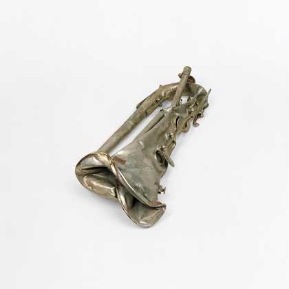 Photograph of a damaged klappenhorn