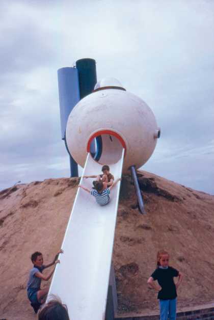 Group Ludic's Spheres playground, Herouville-Saint-Clair 1968
