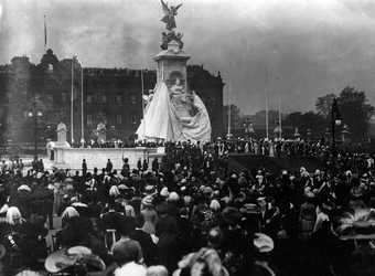 The Victoria Memorial outside Buckingham Palace, London being unveiled for the first time in 1911
