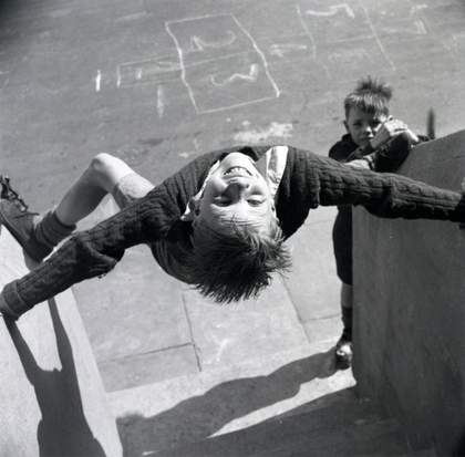 Nigel Henderson, Unidentified children playing on Chisenhale Road, London, c.1953 © Nigel Henderson Estate