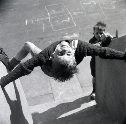 Nigel Henderson, Unidentified children playing on Chisenhale Road, London, c.1953 © Nigel Henderson Estate