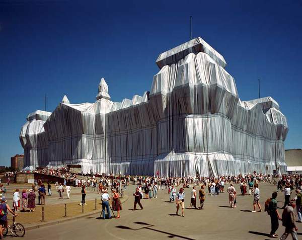 クリスト Wrapped Reichstag Project Lost Art: Christo and Jeanne-Claude | Tate