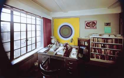 Kenneth Noland's Gift 1961–2 in Clement Greenberg's apartment, New York, 1963, photographed by Hans Namuth - Photo by Hans Namuth / Conde Nast via Getty Images, artwork © Estate of Kenneth Noland. DACS, London / VAGA, New York 2017