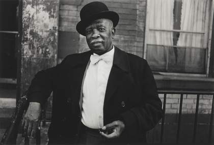 Dawoud Bey, A Man in a Bowler Hat, 1976, photograph, gelatin silver print on paper - © Dawoud Bey, courtesy Stephen Daiter Gallery, Chicago