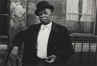 Dawoud Bey, A Man in a Bowler Hat, 1976, photograph, gelatin silver print on paper - © Dawoud Bey, courtesy Stephen Daiter Gallery, Chicago