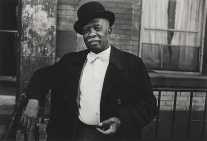 Dawoud Bey, A Man in a Bowler Hat, 1976, photograph, gelatin silver print on paper - © Dawoud Bey, courtesy Stephen Daiter Gallery, Chicago