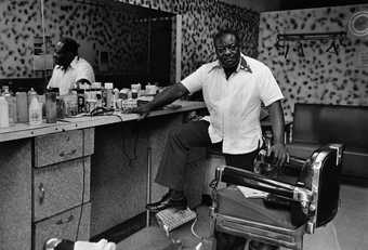Dawoud Bey, Deas McNeil, the Barber, 1976, photograph, gelatin silver print on paper - © Dawoud Bey, courtesy Stephen Daiter Gallery, Chicago