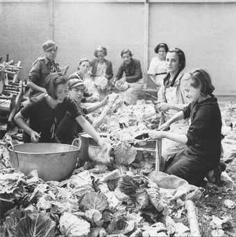 Edith Tudor-Hart, Basque Refugee Children Preparing Vegetables, North Stoneham Camp, Hampshire, 1937 - National Galleries of Scotland