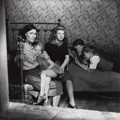 Edith Tudor-Hart, Family Group, Stepney, London,