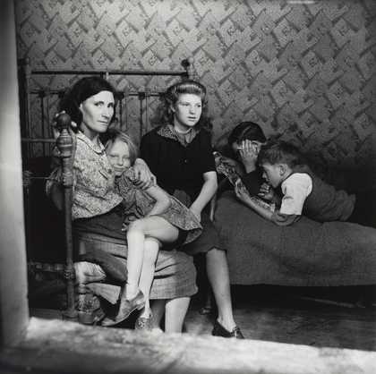Edith Tudor-Hart, Family Group, Stepney, London,