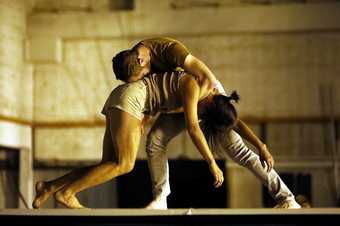 Boris Charmatz and Emmanuelle Huynh étrangler le temps A Dancer’s Day, Volksbühne Berlin Tempelhof 2017 ©Ursula Kaufmann