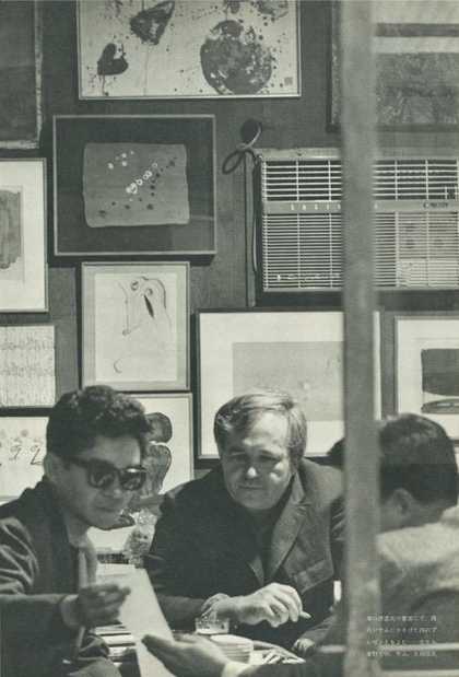 Fig.12 Futagawa Yukio, Photograph taken in Takiguchi Shūzō’s study, 1964, with (from left) Tōno Yoshiaki, Sam Francis and Ōoka Makoto, while Takiguchi (not visible in the photograph) reads a poem dedicated to Francis