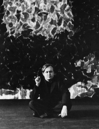 Fig.14 Sam Francis in front of the second state of Deep Orange and Black 1953–5 at his exhibition at Galerie Rive Droite, Paris, 1955