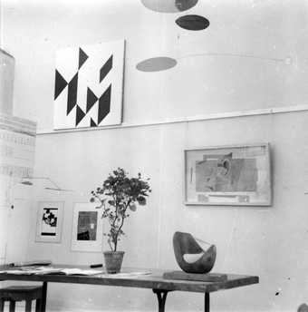 Fig.17 Installation view of Anthony Hill’s Painting, Red and White (upper left), Kenneth Martin’s Reflector Mobile (upper right), Ben Nicholson’s October 1951 (right) and Barbara Hepworth’s Head (lower right), in the second group exhibition at Adrian Heat