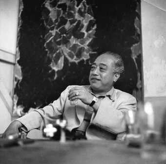 Fig.2 Teshigahara Sōfū visiting Sam Francis’s studio, Paris, c.1955
