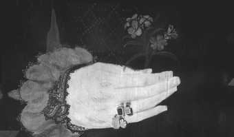 Fig.4 Infrared reflectogram of the sitter’s right hand
