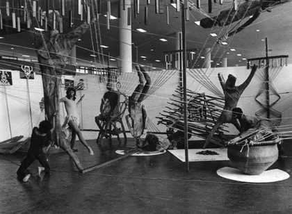 Fig.4 Etsedron Performance of Selvicoplastia Environmental Project Etsedron II – The Art Continues (Selvicoplastia Projeto Ambiental Etsedron II – Arte continua) 1974 at the National Biennial 74, São Paulo, 1974 Arquivo Histórico Wanda Svevo, Fundação Bie