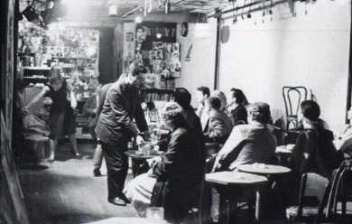 Fig.4 Yvonne Rainer and Robert Dahdah moving the furniture at Caffe Cino as part of Rainer and Larry Loonin’s performance of Incidents, June 1964