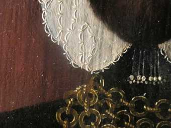 Fig.4 Detail of the collar, shoulder and the background